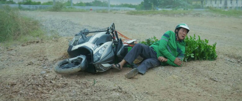 Phim giờ vàng Gia Đình Trái Dấu mới chiếu nhưng đầy "sạn": Lãng phí nguyên cặp diễn viên chính đều là NSƯT 8 Ông Phi dù có ô tô vẫn đi giao hàng bằng xe máy thay vì lái taxi.