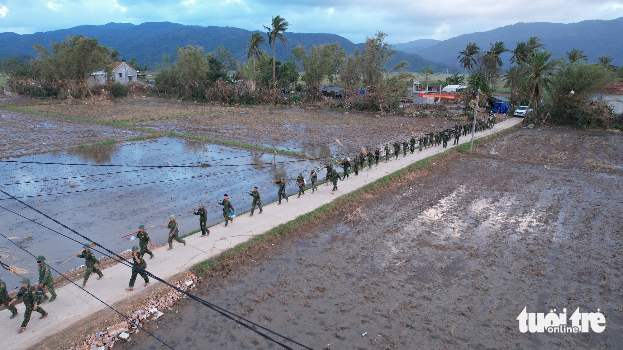 Bộ đội vào vai 'thợ đụng', thợ điện nước, thần tốc xây nhà cho dân vùng lũ 2 Bộ đội vào vai 'thợ đụng', thợ điện nước, thần tốc xây nhà cho dân vùng lũ - Ảnh 2.