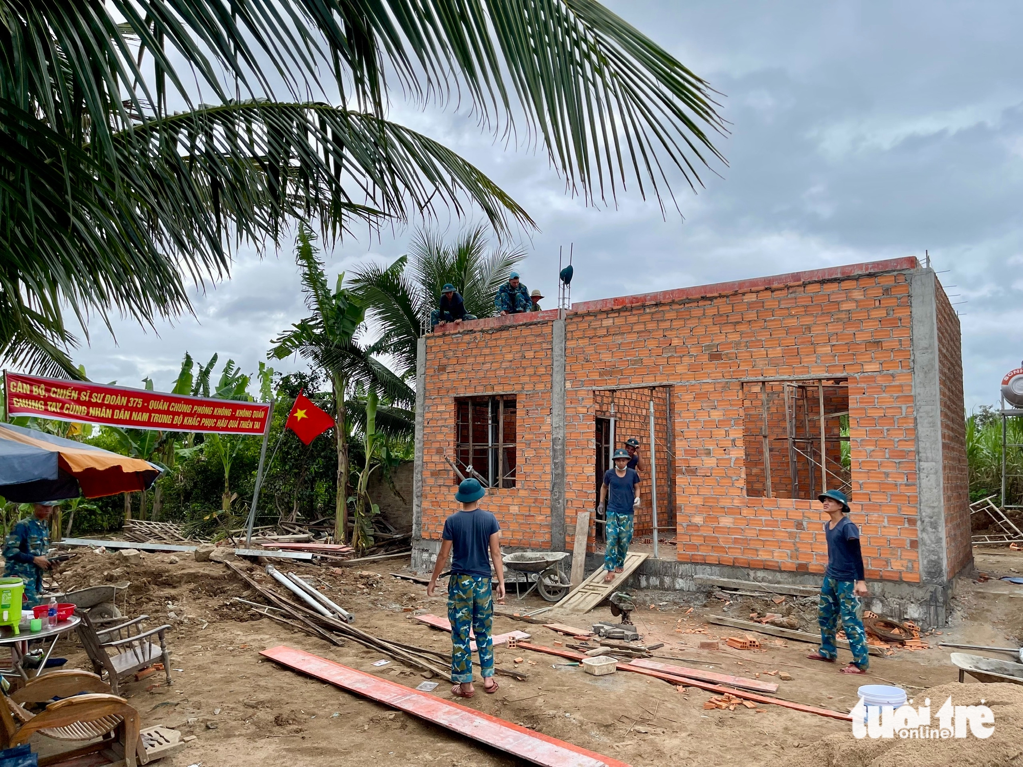 Bộ đội vào vai 'thợ đụng', thợ điện nước, thần tốc xây nhà cho dân vùng lũ 3 Bộ đội vào vai 'thợ đụng', thợ điện nước, thần tốc xây nhà cho dân vùng lũ - Ảnh 3.