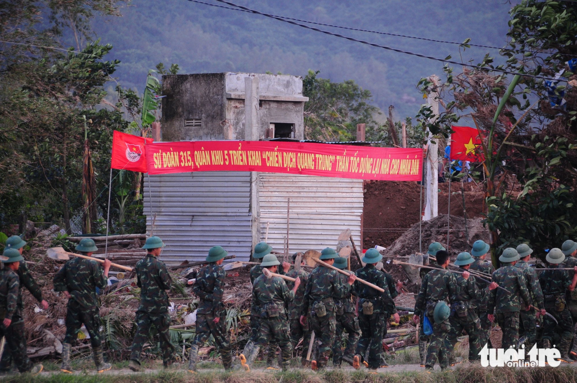 Bộ đội vào vai 'thợ đụng', thợ điện nước, thần tốc xây nhà cho dân vùng lũ 4 xây nhà - Ảnh 4.