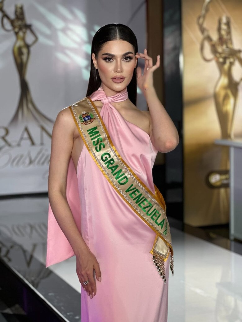 Mỹ nhân "vượt mặt" Mai Ngô đăng quang Miss Charm 2025: Cao 1m82, camera thường khiến nhiều người ngỡ ngàng 3 Trước khi trở thành Miss Charm 2025, mỹ nhân 9X từng đăng quang Miss Grand Venezuela 2024 và đại diện Venezuela tham gia Miss Grand International 2024.