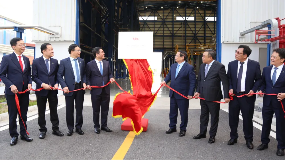 Thủ tướng Phạm Minh Chính cùng các đại biểu dự Lễ khánh thành Nhà máy Điện khí LNG Nhơn Trạch 3, 4 và thực hiện nghi thức gắn biển Công trình chào mừng Đại hội XIV của Đảng. Thủ tướng Chính phủ 2.jpg