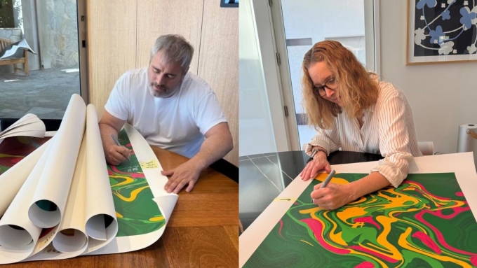 Matt LeBlanc (trái) và Lisa Kudrow trong buổi ký tranh. Ảnh: Matthew Perry Foundation