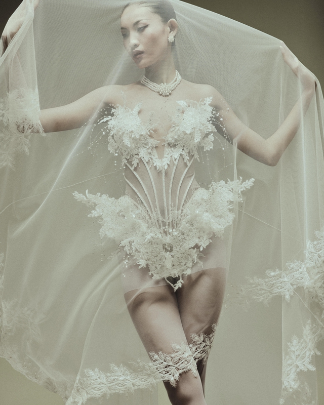 Tôn hình thể quyến rũ với áo corset, đầm dạ tiệc vải sheer- Ảnh 2. Tôn hình thể quyến rũ với áo corset, đầm dạ tiệc vải sheer- Ảnh 2.