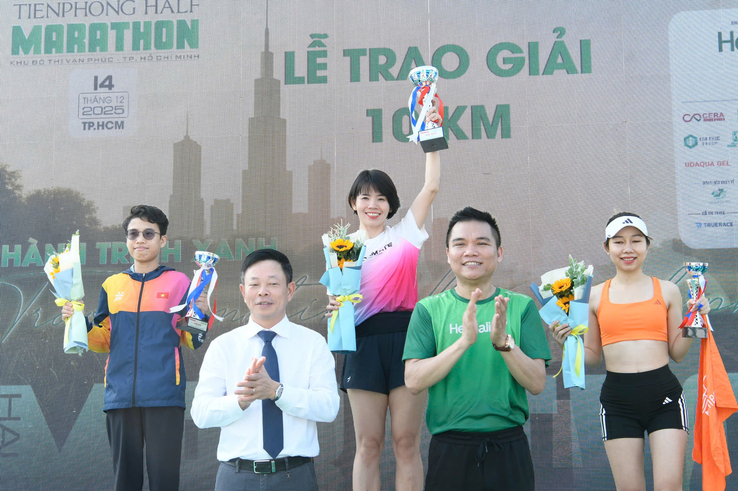 Dàn sao runner chiến thắng tại Tiền Phong Half Marathon 2025 2 Dàn sao runner chiến thắng tại Tiền Phong Half Marathon 2025 - Ảnh 6.