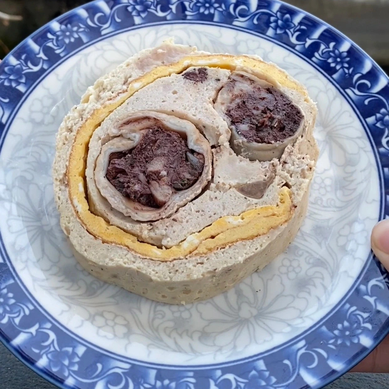 Món lạ trong mâm cỗ Hưng Yên không phải ai cũng biết, khách thèm cũng khó mua 3 Nguyên liệu chế biến món giò này gồm có giò sống, trứng rán và lòng các loại như dồi, gan, tràng... Ảnh: Khánh Ly