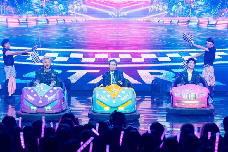 Chung kết "Anh trai say hi": Negav lên ngôi Quán quân, Vũ Cát Tường lọt Top 5 xuất sắc nhất 12 Sân khấu được dàn dựng như đường đua của đội Karik.