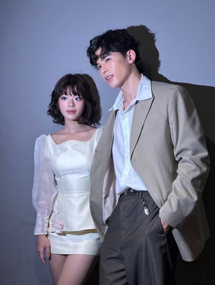 Trước đó một ngày, ở buổi ra mắt phim tại TP HCM, cô chọn váy áo lụa đính hoa 3D. Lần đầu đóng phim, Hồng Khanh cho biết dù đã chuẩn bị kỹ càng, được mẹ và nhiều người trong đoàn hướng dẫn, cô vẫn lo lắng và thiếu tự tin trước máy quay. "Tôi đã cố gắng hết sức có thể để sống trọn vẹn với nhân vật của mình đến phân cảnh cuối cùng", cô nói.