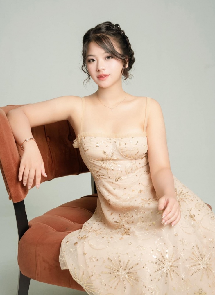 Hồng Khanh theo đuổi phong cách thời trang nữ tính, gợi cảm. Cô chịu ảnh hưởng của chị gái, thích các thiết kế vintage gợi hoài cổ, nên trông chững chạc so với tuổi.