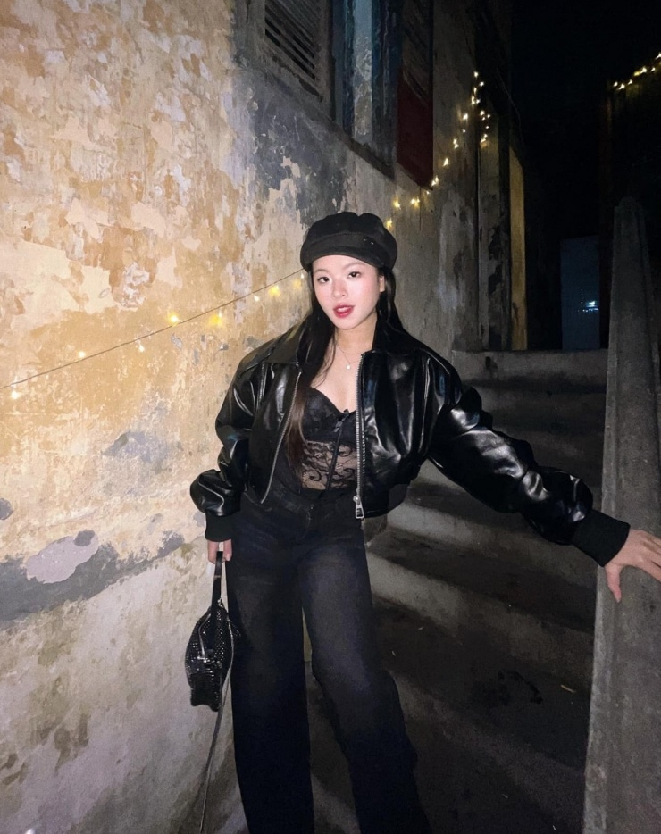 Diễn viên thường mặc corset, kết hợp quần jeans ống loe hoặc ống đứng. Cô có nhiều loại áo khoác, như áo boxy da, denim, blazer để tiện thay đổi.