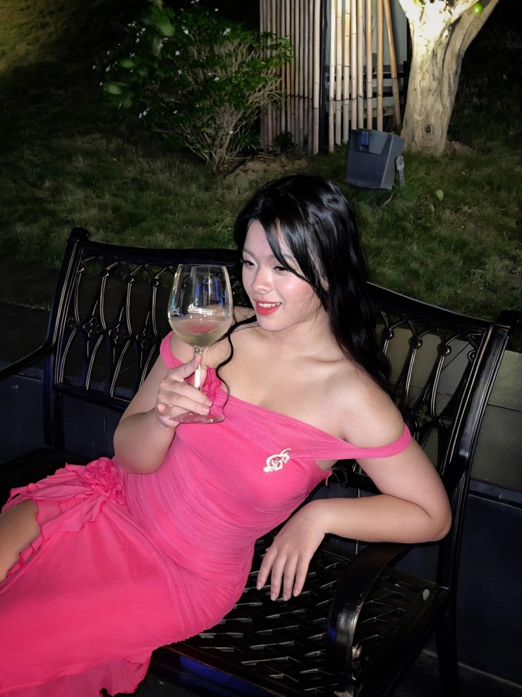 Người đẹp chọn đầm bèo nhún trễ vai, giày cao gót đính đá trong một sự kiện.