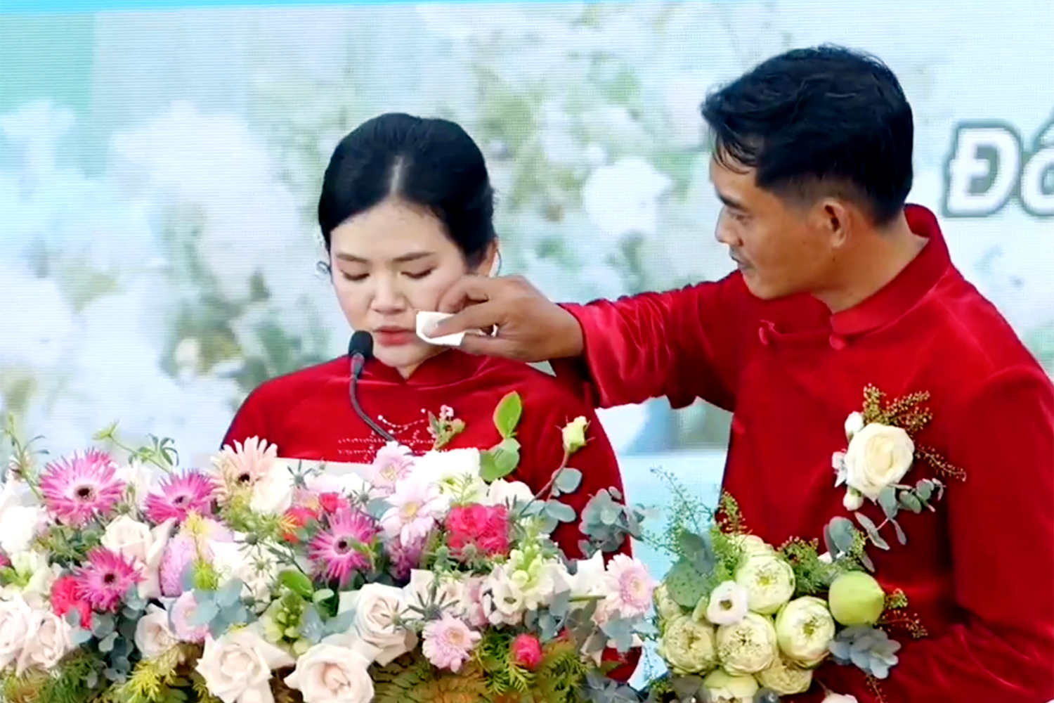 Xúc động lễ cưới tập thể cho 12 cặp đôi công nhân khó khăn ở Đồng Nai - Ảnh 2.