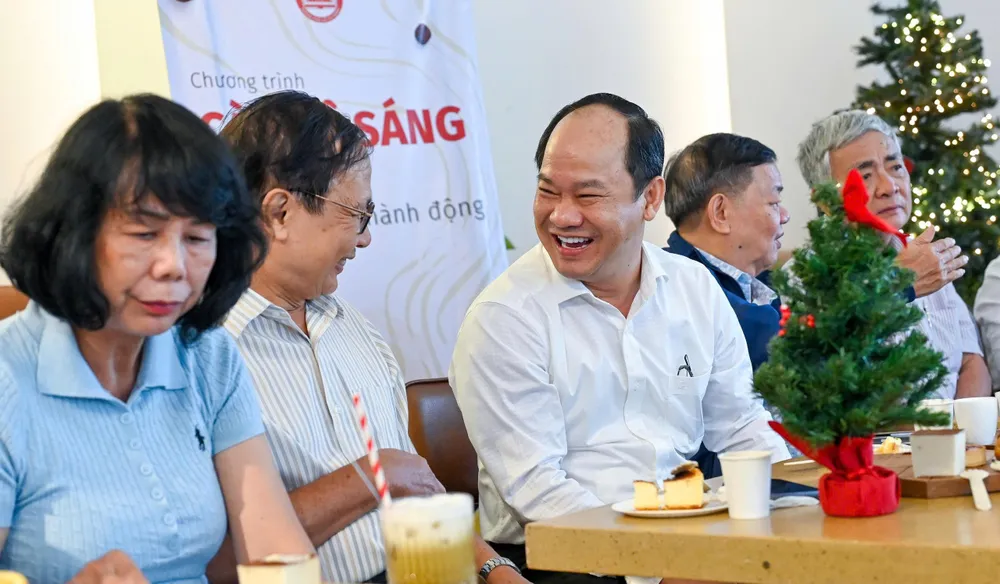 Ông Lê Đức Thanh, Bí thư Đảng ủy phường Tân Định, trao đổi thân tình với đại diện khu phố. Ảnh: HÀ THƯ ca-phe-sang-phuong-tan-dinh-2.jpg