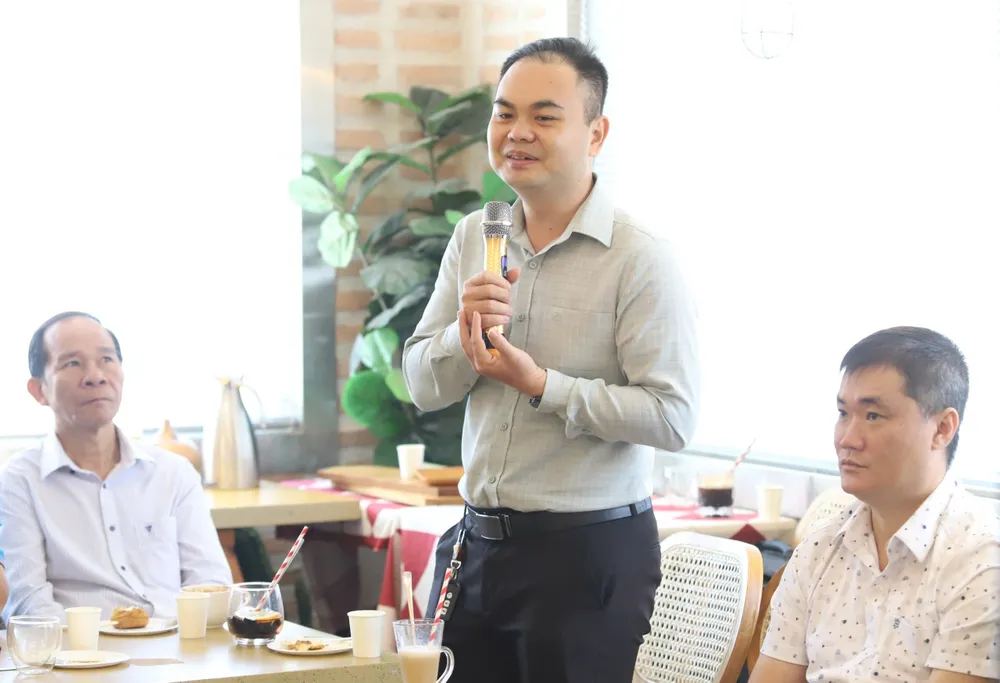 Ông Hồ Tác Thành, đại diện cửa hàng 24h Store, nêu ý kiến. Ảnh: HÀ THƯ ca-phe-sang-phuong-tan-dinh-8.jpg