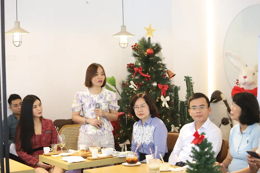 Bà Phạm Thị Ánh Tuyết, Trưởng phòng Kinh tế - Hạ tầng và Đô thị phường Tân Định, trao đổi với khu phố. Ảnh: HÀ THƯ ca-phe-sang-phuong-tan-dinh-3.JPG