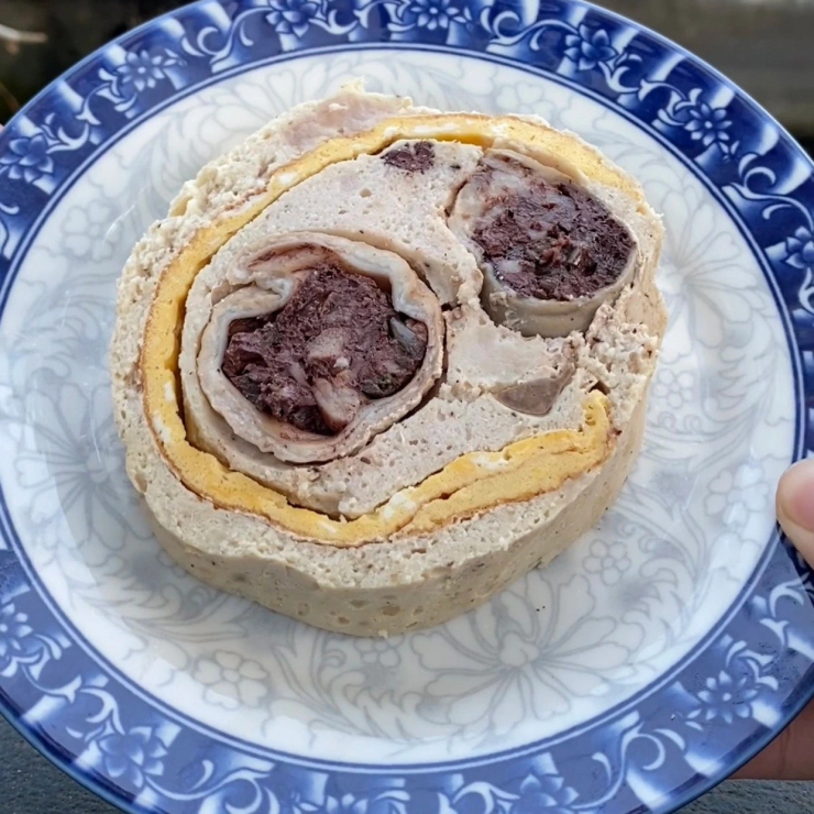 Nguyên liệu chế biến món giò này gồm có giò sống, trứng rán và lòng các loại như dồi, gan, tràng... Ảnh: Khánh Ly