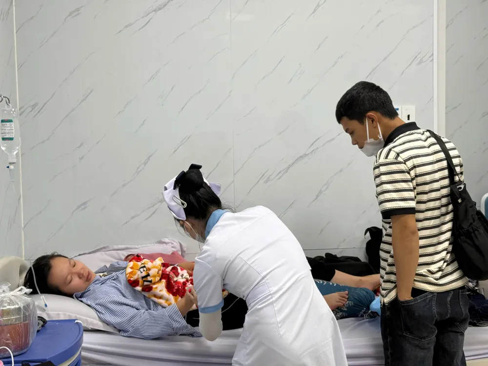 Nhiều bệnh nhân nhập viện sau khi ăn bánh mì. loat-ca-nghi-ngo-doc-o-quang-ngai-kiem-tra-co-so-banh-mi-hong-van-phat-hien-nhieu-sai-pham-1.jpg