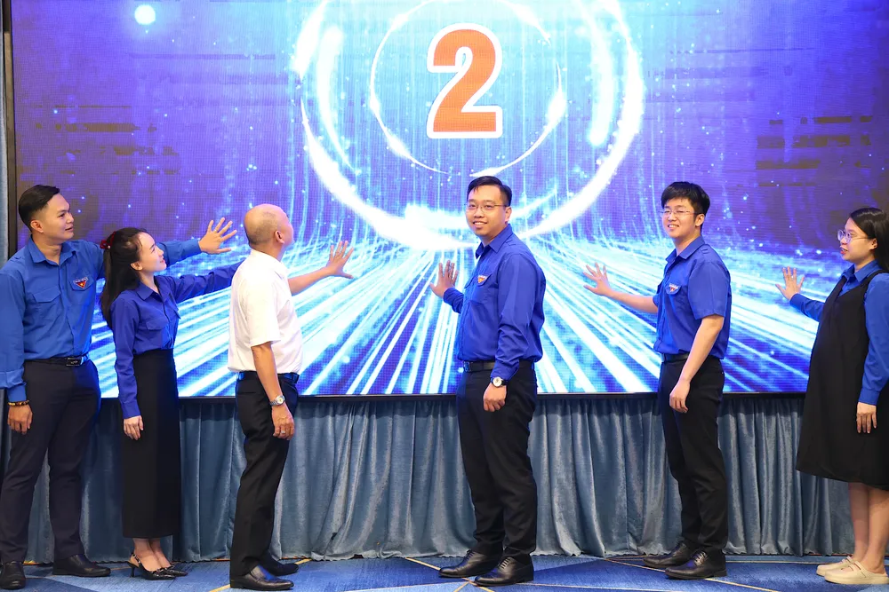 Ban Thường vụ Đoàn UBND TP.HCM cùng khách mời phát động cuộc thi trực tuyến tìm hiểu Nghị quyết Đại hội đại biểu Đảng bộ UBND TP và Nghị quyết Đại hội đại biểu Đoàn UBND TP lần thứ I, nhiệm kỳ 2025 - 2030. Ảnh: LÊ THOA doan-ubnd-tp.hcm-3.JPG