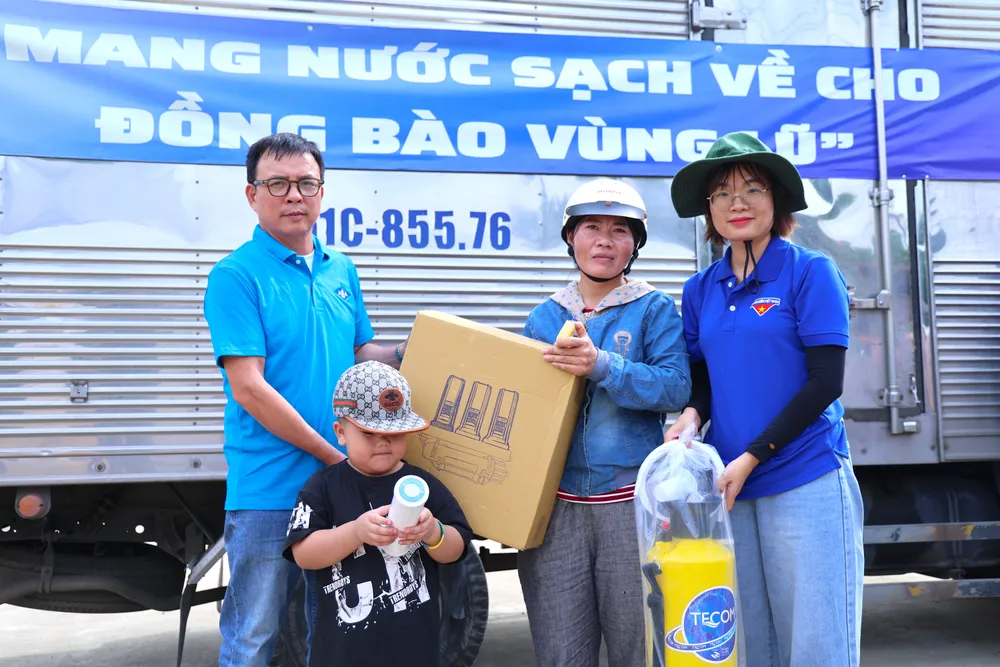 Chi đoàn báo Pháp Luật TP.HCM thuộc Đoàn UBND TP.HCM hỗ trợ máy lọc nước cho đồng bào vùng lũ. Ảnh: LÊ THOA doan-ubnd-tp.hcm-9.JPG