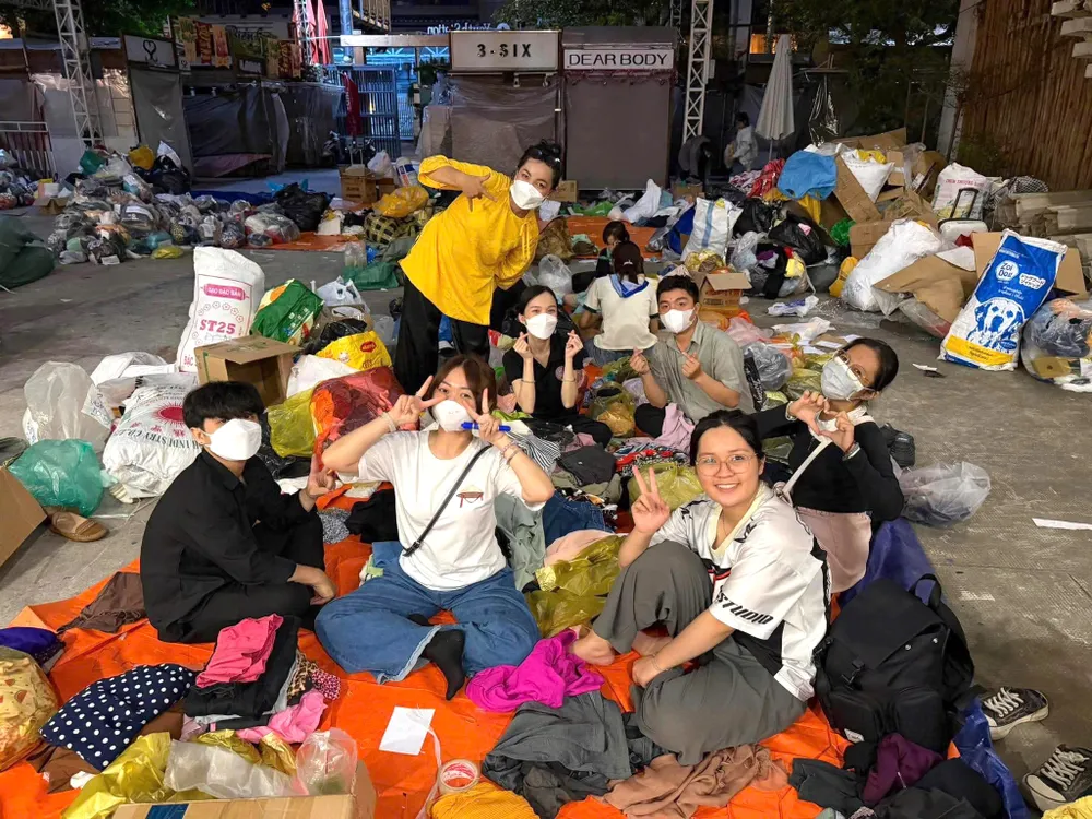 Đoàn viên, thanh niên Đoàn UBND TP.HCM hỗ trợ các điểm tiếp nhận để phân loại hàng hóa, nhu yếu phẩm. Ảnh: Cơ sở Đoàn cung cấp doan-ubnd-tp.hcm-9.jpg