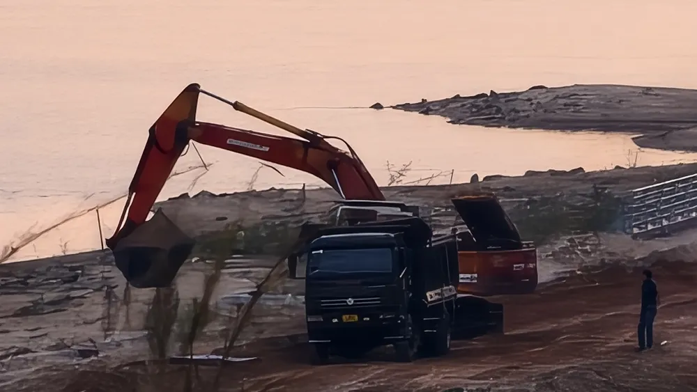 Hình ảnh xe múc công trình múc cát đổ lên xe ông Tin chiều 22-7. vu-tuong-cat-cong-trinh-ke-o-quang-ngai-ra-ngoai-xa-bao-xe-cho-xa-ban-cong-an-xac-dinh-khai-thac-cat-trai-phep (3).jpg