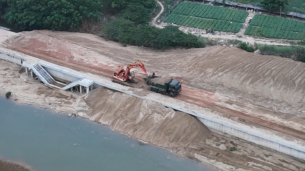 Xe ông Tin nhận cát từ trong công trình. vu-tuong-cat-cong-trinh-ke-o-quang-ngai-ra-ngoai-xa-bao-xe-cho-xa-ban-cong-an-xac-dinh-khai-thac-cat-trai-phep (1).jpg