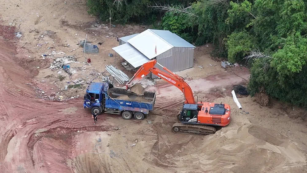 Xe múc múc cát chuyển lên xe ông Định sáng 23-7, không phải xà bần, gạch, đá. vu-tuong-cat-cong-trinh-ke-o-quang-ngai-ra-ngoai-xa-bao-xe-cho-xa-ban-cong-an-xac-dinh-khai-thac-cat-trai-phep (2).jpg