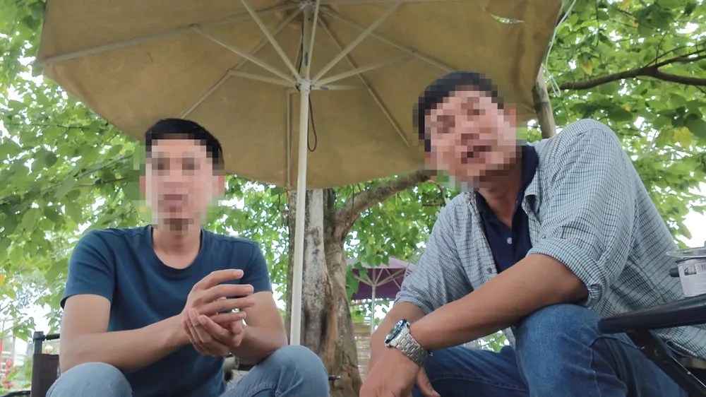 Tài xế Định (bên trái) và tài xế Tin từng gặp PV, thừa nhận chở cát từ trong công trình ra ngoài. vu-tuong-cat-cong-trinh-ke-o-quang-ngai-ra-ngoai-xa-bao-xe-cho-xa-ban-cong-an-xac-dinh-khai-thac-cat-trai-phep (6).jpg