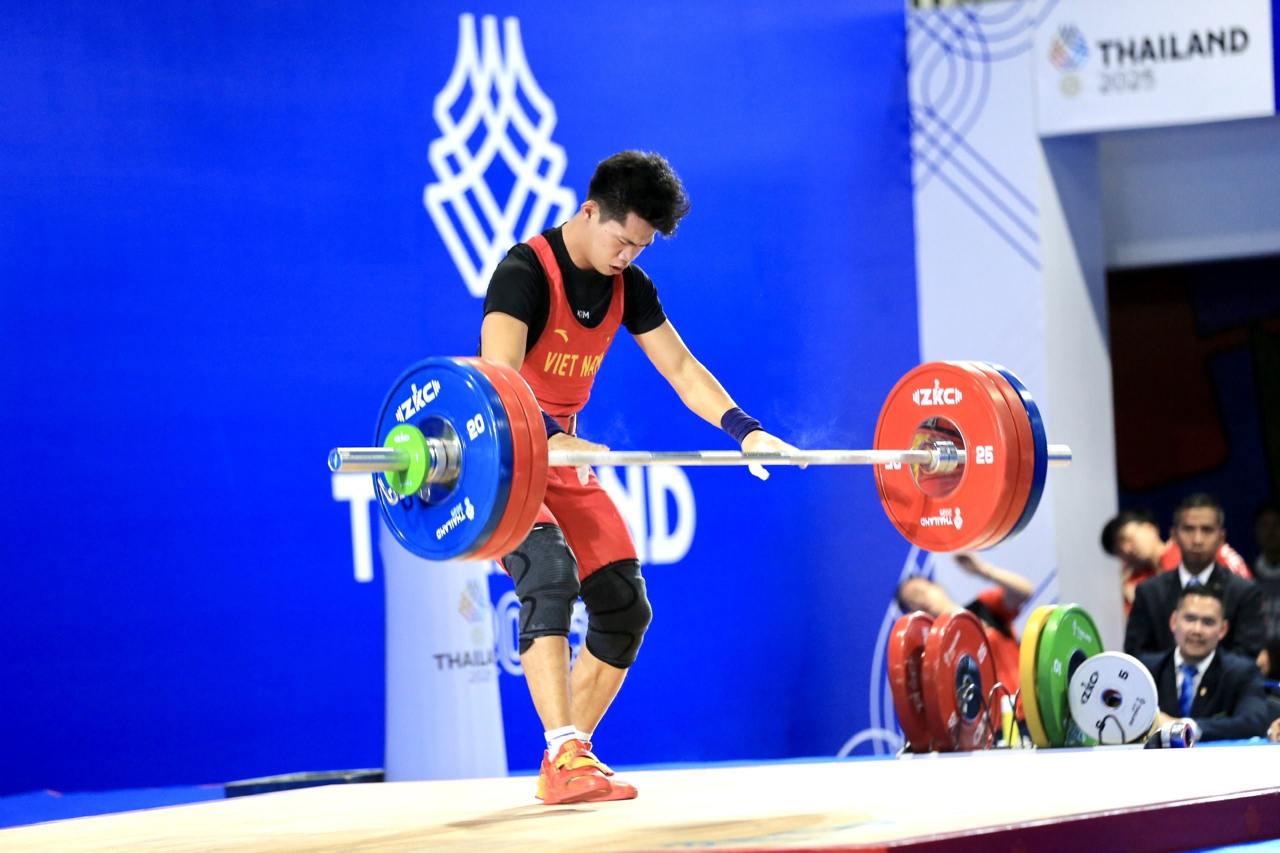 Lực sĩ cử tạ Việt Nam trắng tay vì nôn nóng, không thể bảo vệ thành công HCV SEA Games- Ảnh 4. Lực sĩ cử tạ Việt Nam trắng tay vì nôn nóng, không thể bảo vệ thành công HCV SEA Games- Ảnh 4.