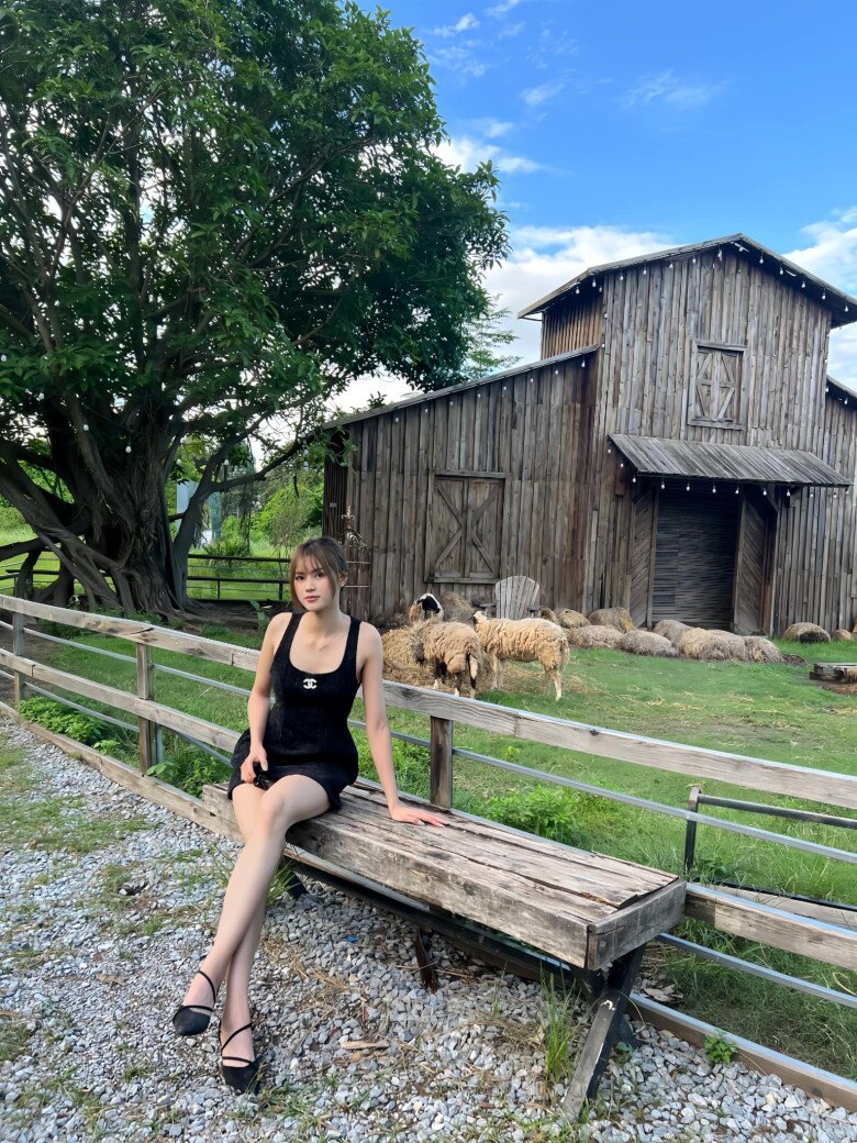 "Hoa khôi đấu kiếm" được ví như bản sao của Hoa hậu Đỗ Thị Hà, sở hữu "cặp kiếm Nhật" thon dài đẹp hút hồn 2 Ngô Thị Hương có chiều cao 1m75 với cặp kiếm Nhật vừa thon vừa thẳng.