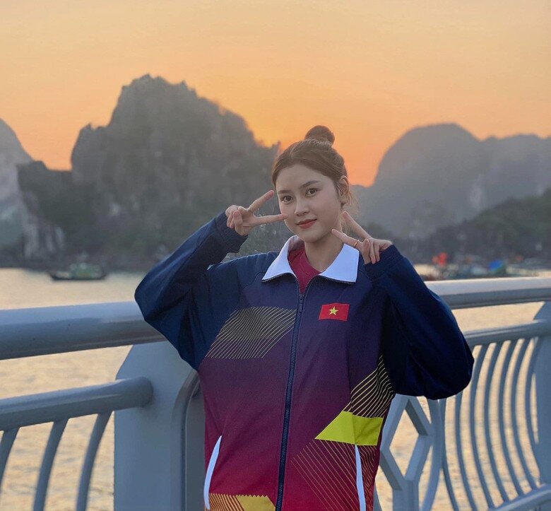 "Hoa khôi đấu kiếm" được ví như bản sao của Hoa hậu Đỗ Thị Hà, sở hữu "cặp kiếm Nhật" thon dài đẹp hút hồn 7 Gương mặt thanh thoát, đường nét hài hòa cùng nụ cười rạng rỡ khiến cô được ví như một “thiên thần của làng thể thao.