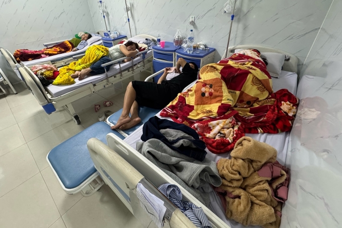 Các phòng ở Khoa Nội, Bệnh viện Phúc Hưng đều có bệnh nhân nhập viện do ngộ độc sau khi ăn bánh mì. Ảnh: Phạm Linh