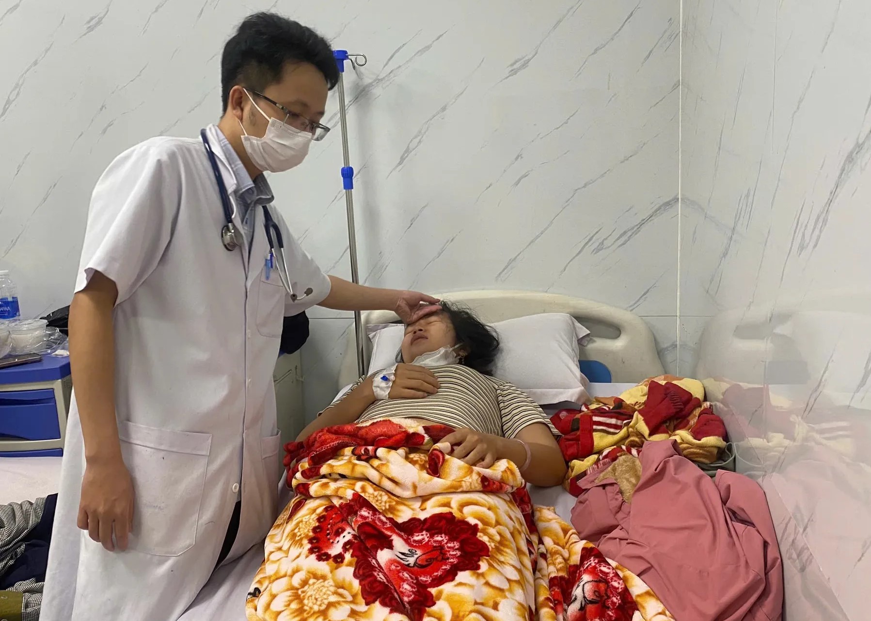 Đình chỉ cơ sở bánh mì Hồng Vân sau khi có 78 người nhập viện- Ảnh 2. Đình chỉ cơ sở bánh mì Hồng Vân sau khi có 78 người nhập viện- Ảnh 2.