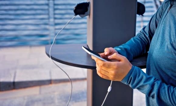 02-sac-dien-thoai-noi-cong-cong-1.jpg 1 sạc điện thoại, sạc điện thoại nơi công cộng, tài khoản ngân hàng