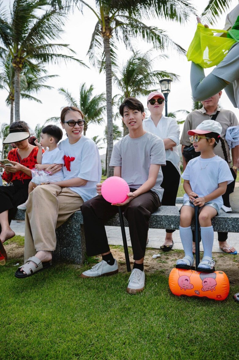 Vợ chồng Cường Đô La hạnh phúc bên 3 con, Subeo nay trổ mã như hot boy là "bản sao" của bố 3 Ngồi cạnh 2 em, Subeo - con cả Cường Đô La trông cao lớn phổng phao.