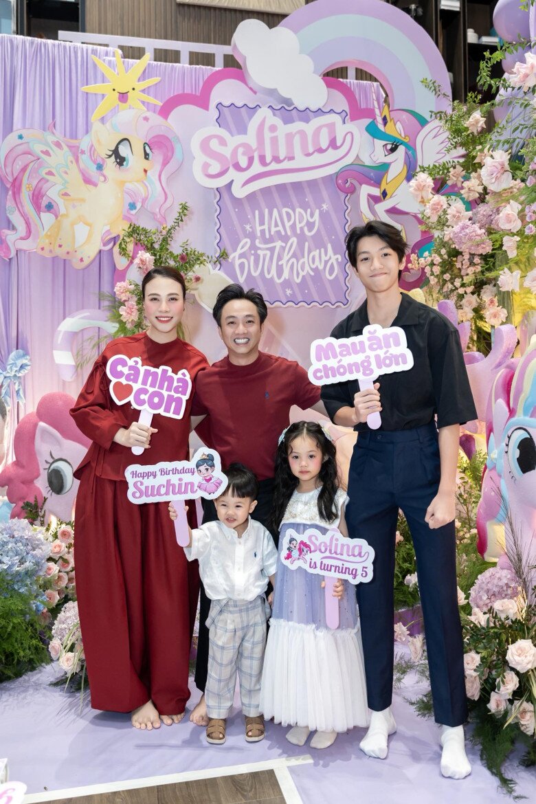 Vợ chồng Cường Đô La hạnh phúc bên 3 con, Subeo nay trổ mã như hot boy là "bản sao" của bố 4 Subeo gây ấn tượng với chiều cao bỏ xa các thành viên trong gia đình.