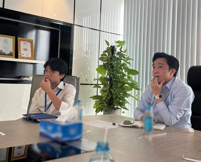 Vợ chồng Cường Đô La hạnh phúc bên 3 con, Subeo nay trổ mã như hot boy là "bản sao" của bố 7 Hình ảnh con trai Cường Đô La thực tập tại công ty gia đình.