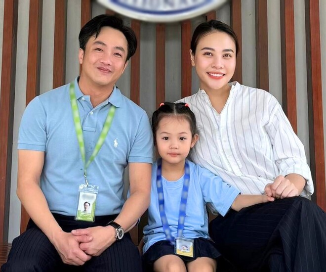 Vợ chồng Cường Đô La hạnh phúc bên 3 con, Subeo nay trổ mã như hot boy là "bản sao" của bố 8 Vợ chồng Cường Đô La - Đàm Thu Trang đồng hành cùng con gái trong ngày đầu đi học.