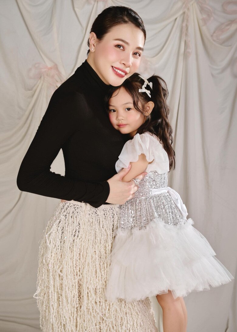 Vợ chồng Cường Đô La hạnh phúc bên 3 con, Subeo nay trổ mã như hot boy là "bản sao" của bố 9 Bé Suchin ngày càng xinh xắn, được nhận xét nhặt hết vẻ đẹp của bố mẹ.