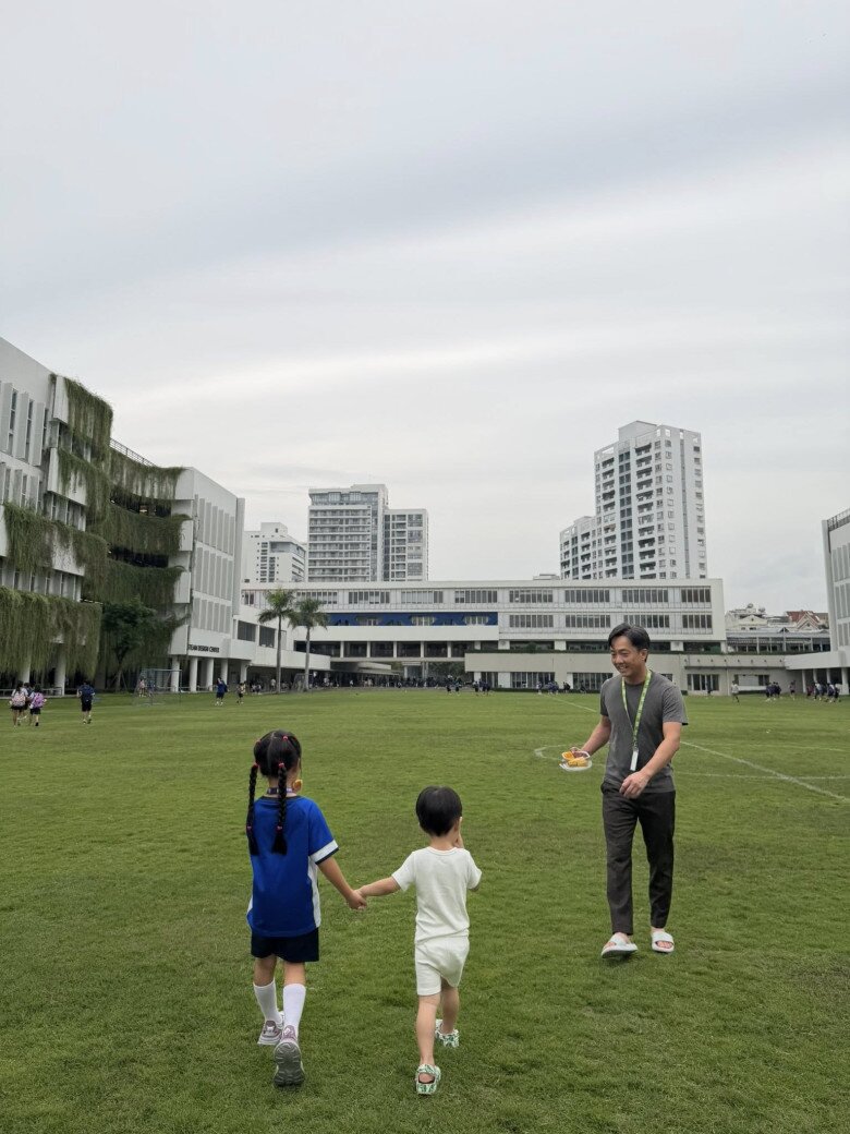 Vợ chồng Cường Đô La hạnh phúc bên 3 con, Subeo nay trổ mã như hot boy là "bản sao" của bố 14 Dù bận rộn, Cường Đô La luôn dành thời gian đưa đón các con đi học.