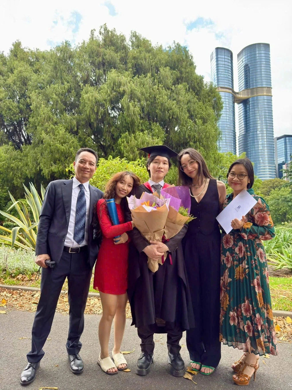 Mỹ Linh khác lạ khi đội tóc giả được mua với giá... 5 triệu đồng - 2