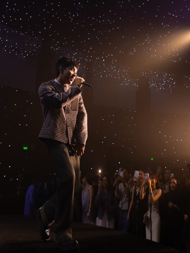 Loạt ảnh chưa được công bố bên trong siêu sự kiện Louis Vuitton: HIEUTHUHAI hát quá tình và tương tác hiếm có của dàn sao xịn- Ảnh 9.