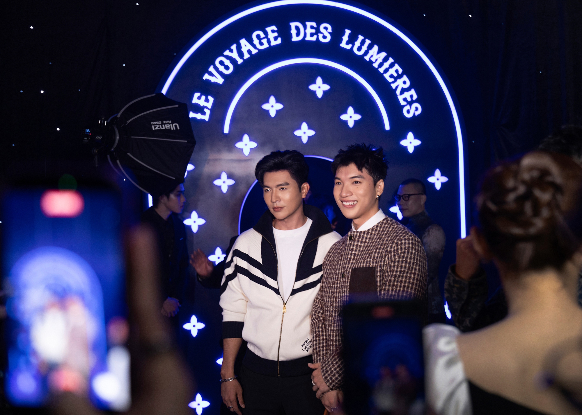 Loạt ảnh chưa được công bố bên trong siêu sự kiện Louis Vuitton: HIEUTHUHAI hát quá tình và tương tác hiếm có của dàn sao xịn- Ảnh 19.