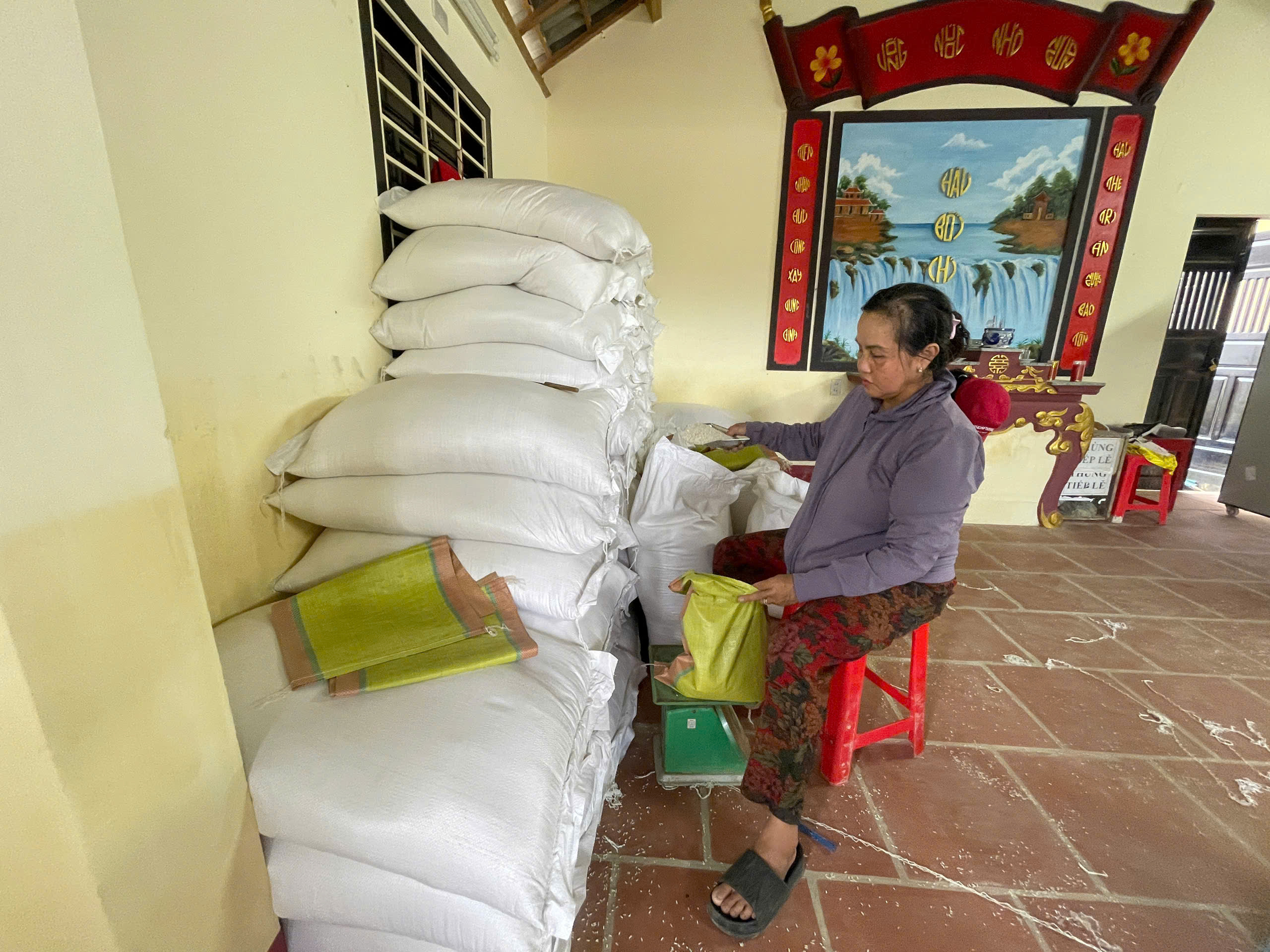 Khánh hòa hỗ trợ người dân không có đăng ký cư trú sau mưa lũ - Ảnh 3.