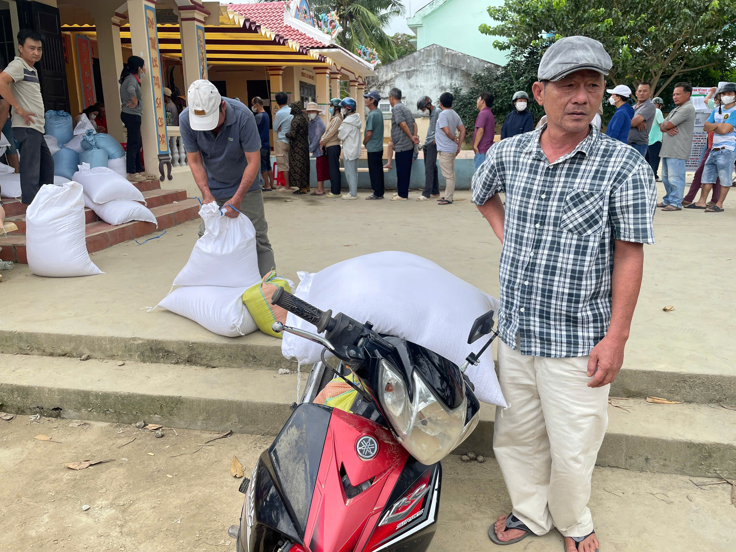 Khánh hòa hỗ trợ người dân không có đăng ký cư trú sau mưa lũ - Ảnh 4.