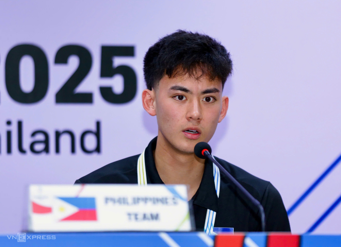 Tiền vệ Philippines Sandro Reyes dự họp báo trước trận gặp Việt Nam ở bán kết bóng đá nam SEA Games 33. Ảnh: Hiếu Lương