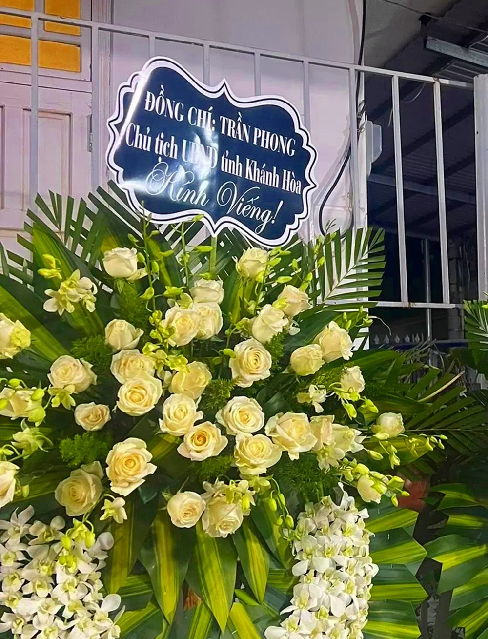 Vòng hoa Chủ tịch UBND tỉnh Khánh Hòa Trần Phong viếng Thương Tín. thuong-tin (2).jpg