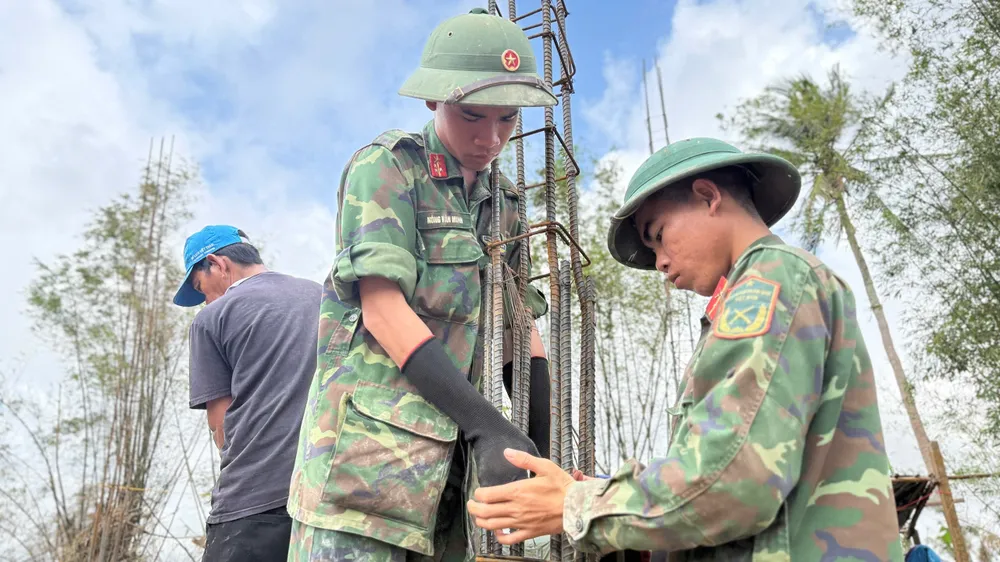 Bộ đội gia cố thép, chuẩn bị đổ trụ xây nhà. Ảnh: T.Q Quang Trung 4.jpg