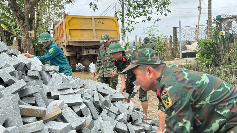 Vật liệu được tập kết sẵn, phục vụ cho thi công. Ảnh: T.Q Quang Trung 3.jpg