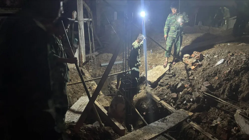 Bộ đội tăng ca, làm đêm để đẩy nhanh tiến độ giúp bà con. Ảnh: T.T Quang Trung 010.jpg